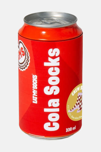 Rode sokken in cola-blik van EAT MY SOCKS, met witte lettering en schaakbordpatroon op label, front view