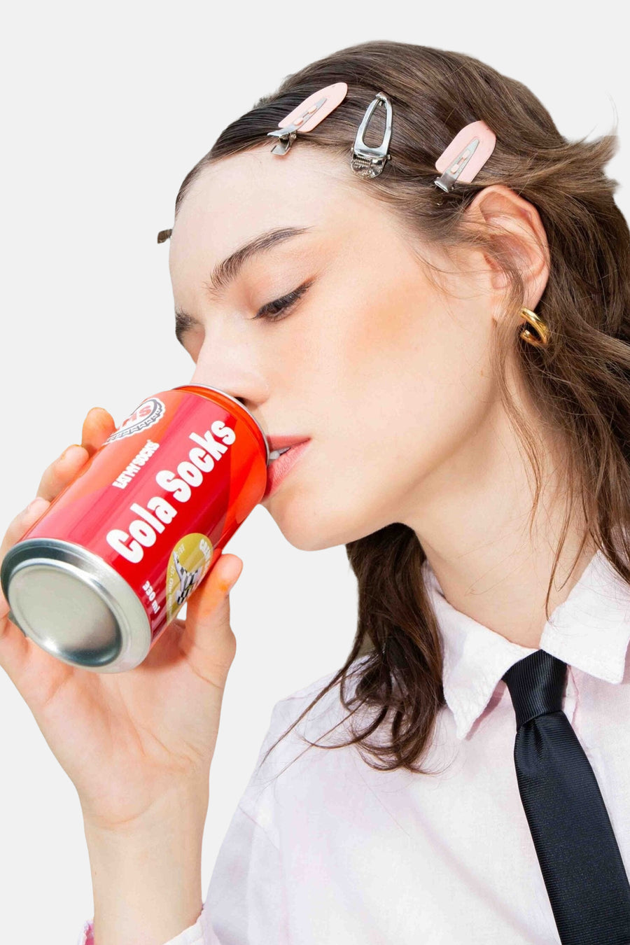 Rode sokken van EAT MY SOCKS, Cola Socks design, in lifestyle shot met model in wit overhemd en zwarte stropdas, zijprofiel.