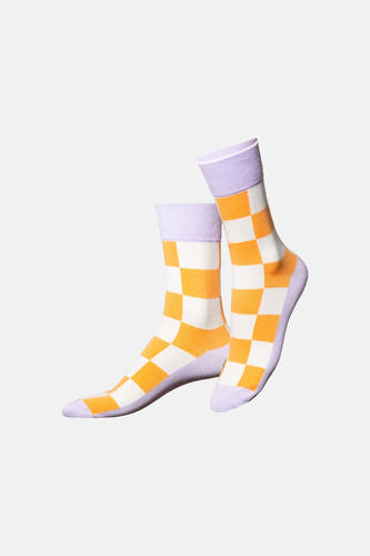 Oranje-witte ruitjes sokken van EAT MY SOCKS met lila rand en teen, korte kousen, productweergave