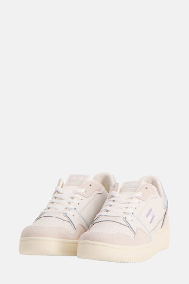 Ecru sneakers van TOMMY JEANS, met veters en blauwe details.
