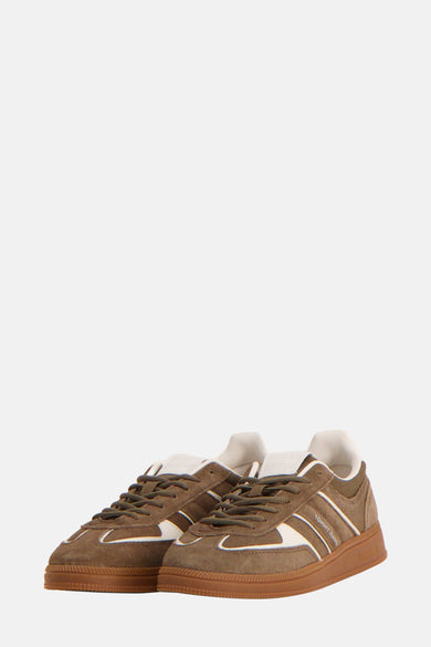 Sneakers Kaki de TOMMY JEANS avec des détails blancs et une semelle en caoutchouc marron.
