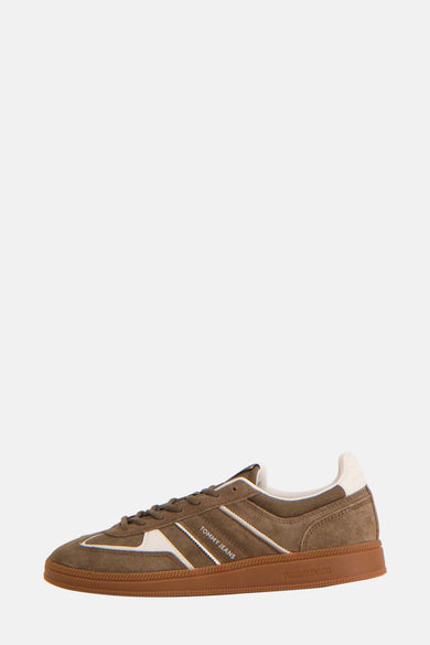 Sneakers Kaki de TOMMY JEANS avec une semelle brune et des accents blancs.