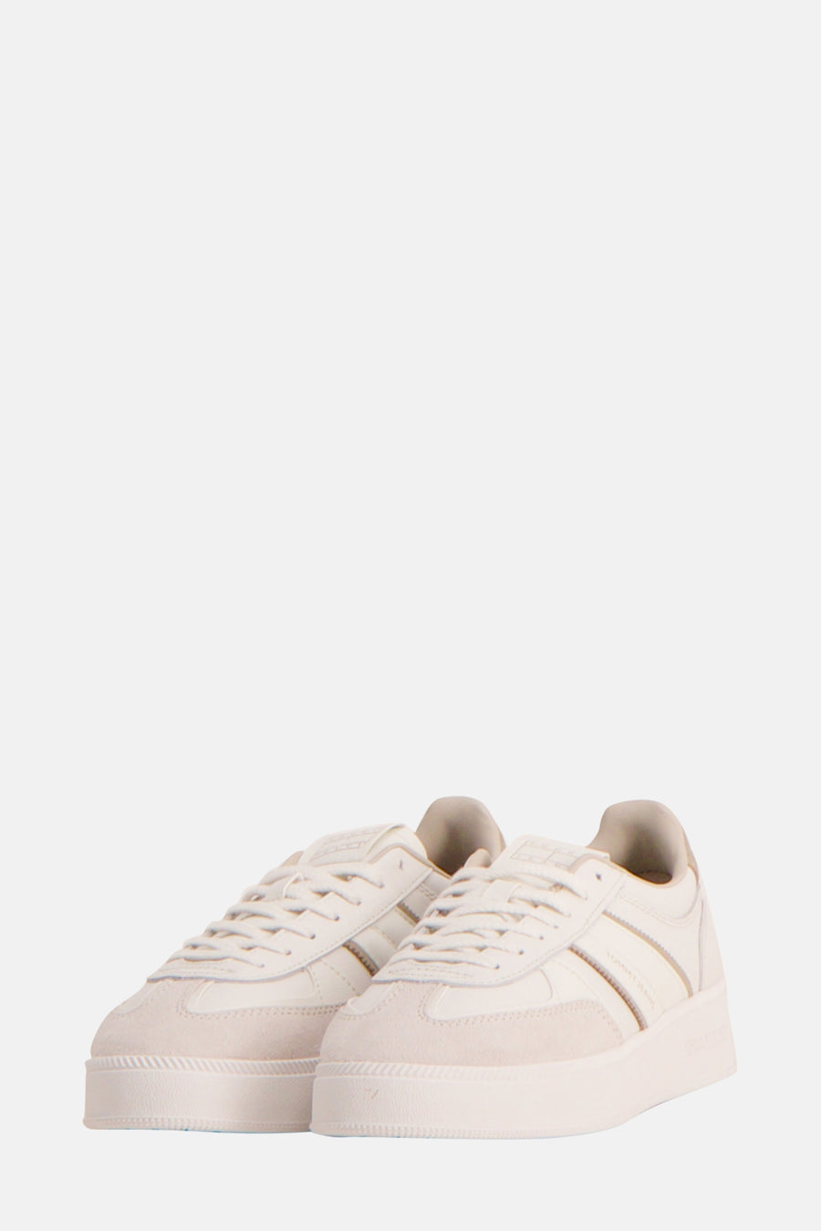 Sneakers beige de TOMMY JEANS, avec des accents marrons et une semelle blanche, vus de dos.