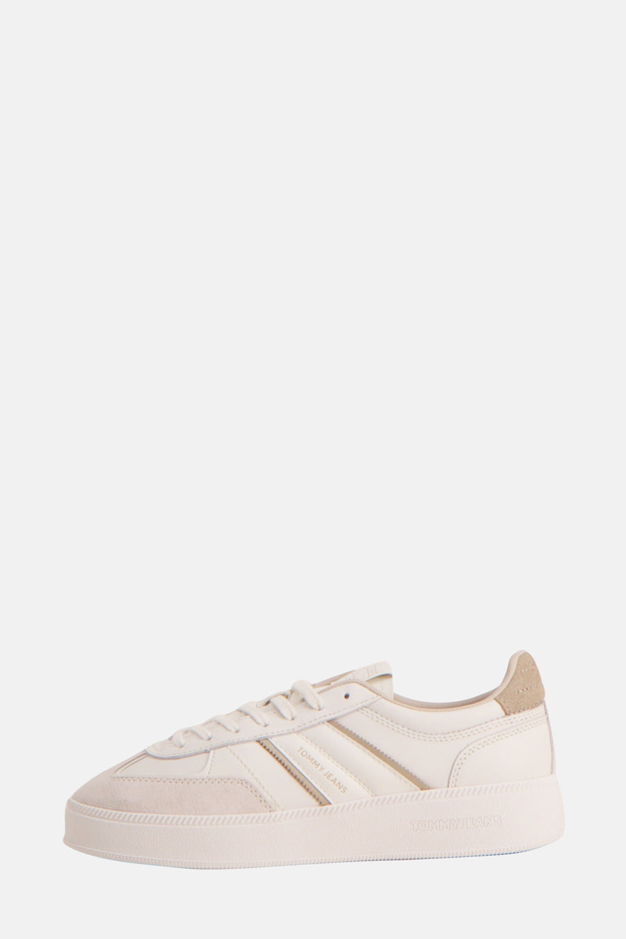 Sneakers beige de TOMMY JEANS, avec des détails en cuir suédois et une semelle blanche.