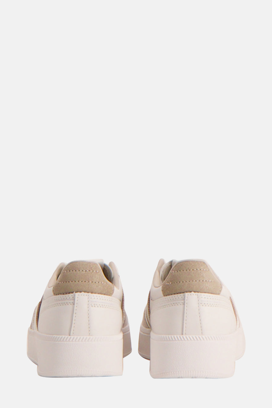 Beige sneakers van TOMMY JEANS, met bruine accenten en een witte zool, gezien van achteren.
