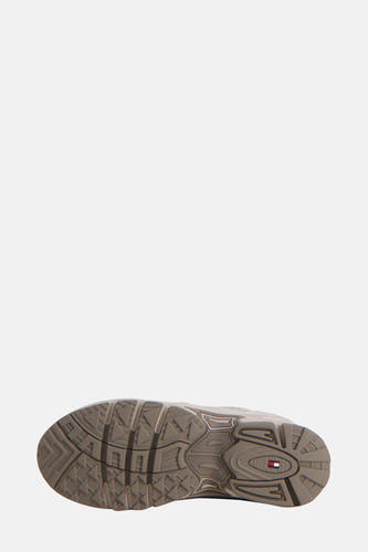 Baskets gris de TOMMY JEANS, avec semelle brune et détail de logo.
