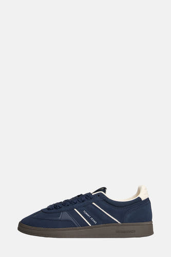 Sneakers bleus de TOMMY JEANS avec des rayures blanches et une semelle crème.