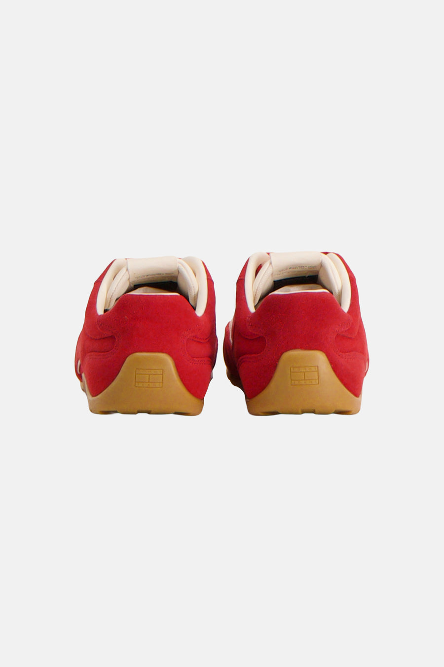 Rode sneakers van TOMMY JEANS, met bruine zolen en een suède-achtige textuur, gezien van achteren.