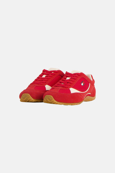 Baskets rouges de TOMMY JEANS, avec semelles marron et texture aspect daim, vues de dos.