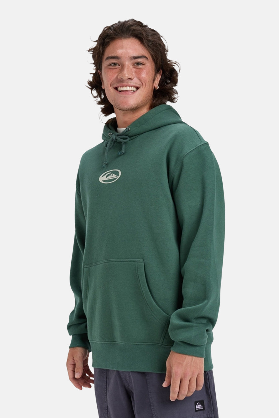 Man draagt groene hoodie met logo.
