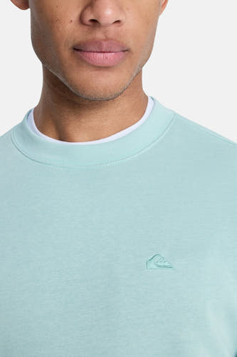 Pull bleu à col rond de Quiksilver, avec petit logo sur la poitrine et col blanc.