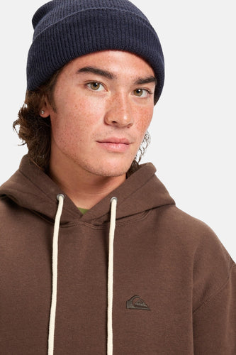 Bruine hoodie met blauwe muts.
