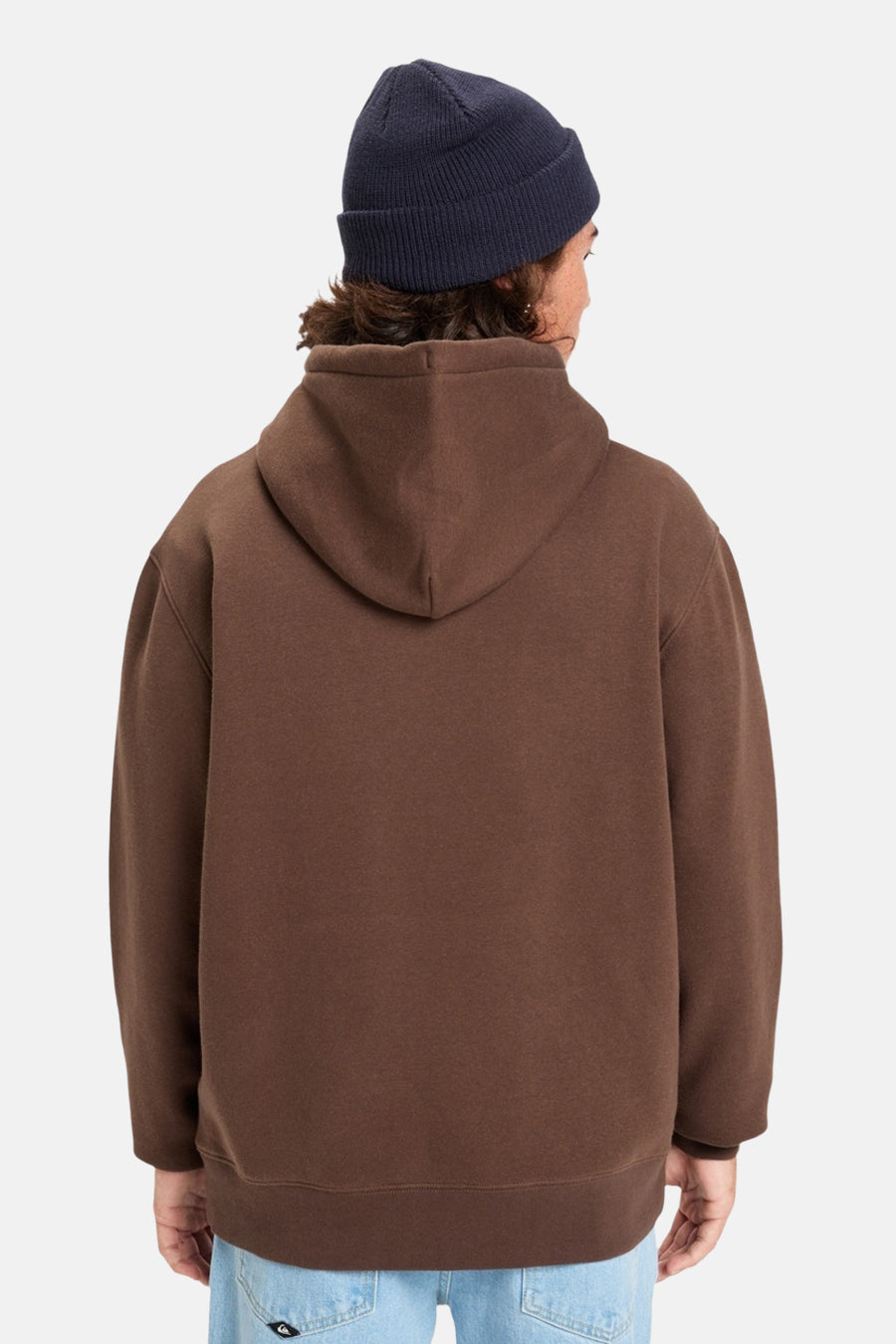 Achterkant van een bruine hoodie met capuchon en blauwe muts.
