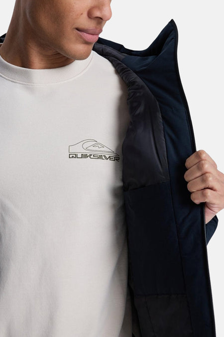 Manteau court noir de Quiksilver, avec une doublure visible et le logo Quiksilver sur le t-shirt.