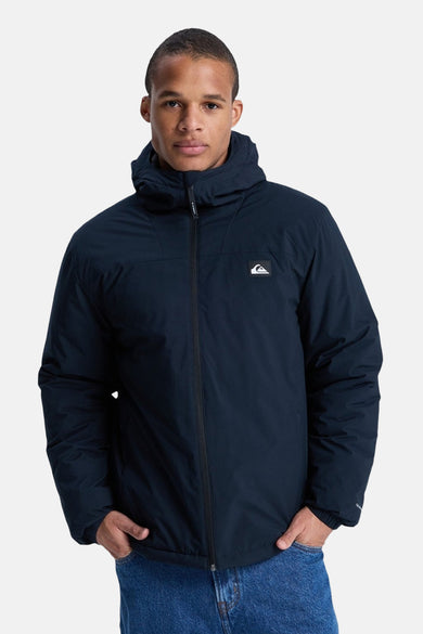 Manteau court bleu marine de Quiksilver, avec capuche et une fermeture éclair noire au milieu.