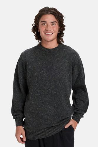 Pull rond col en gris deikiksilver, une texture texture texture et et et et etés port port sur sur un pant noir.