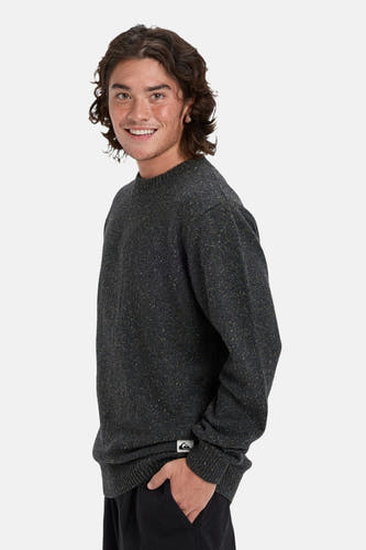 Sweat-shirt gris à col rond de Quiksilver, avec un motif rayé et des manches longues, associé à un pantalon noir.
