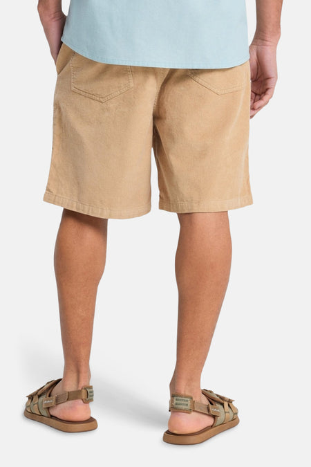 Beige short van Quiksilver, gezien van achteren, met een subtiele corduroy textuur.
