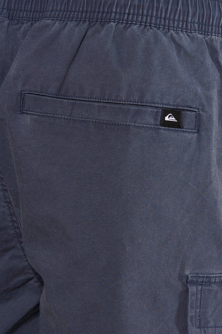 Short bleu marine Quiksilver avec taille élastique, poche à rabat avec logo et poche cargo.
