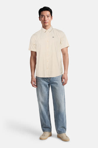 Ecru kleurig overhemd met korte mouwen van Quiksilver, met knoopsluiting en een logo detail.