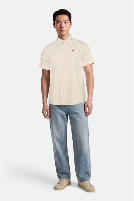 Ecru kleurig overhemd met korte mouwen van Quiksilver, met knoopsluiting en een logo detail.