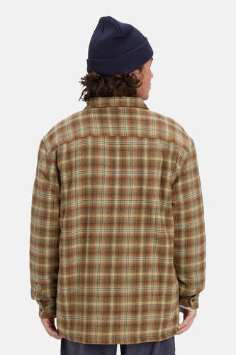 Chemise multicolore à longues manches de Quiksilver, avec un motif de visière et une casquette bleu foncé.