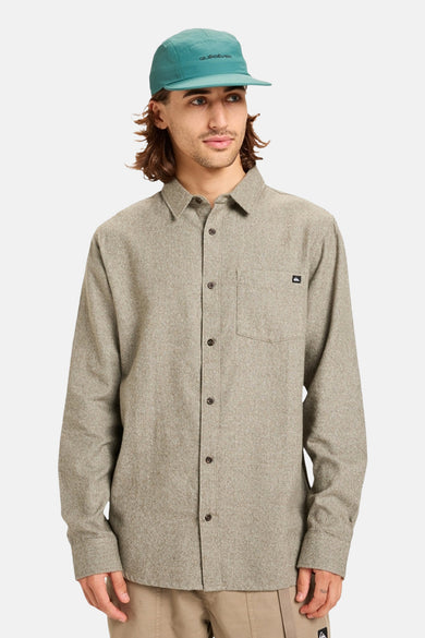 T-shirt kaki à longues manches de Quiksilver, avec col boutonné et poche poitrine.