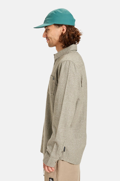 T-shirt kaki à longues manches de Quiksilver, avec une poche poitrine en en en côté.