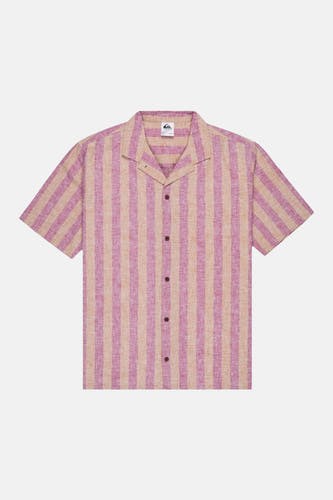 Chemise rose à rayures à manches courtes de Quiksilver, avec un col et une fermeture boutonnée.