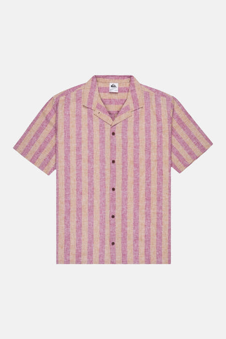 Chemise rose à rayures à manches courtes de Quiksilver, avec un col et une fermeture boutonnée.