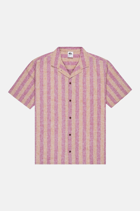 Chemise rose à rayures à manches courtes de Quiksilver, avec un col et une fermeture boutonnée.