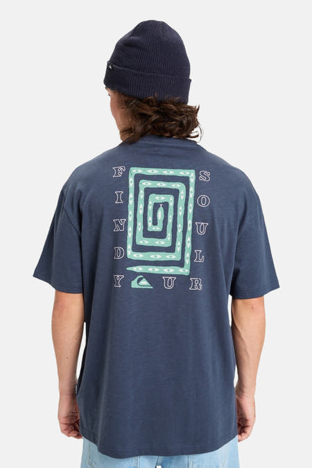 T-shirt bleu à manches courtes de Quiksilver, avec un imprimé de serpent et le texte 'Find Your Soul' sur le dos.