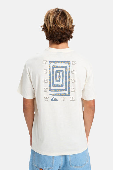 T-shirt écru à manches courtes de Quiksilver, avec un petit logo sur la poitrine.