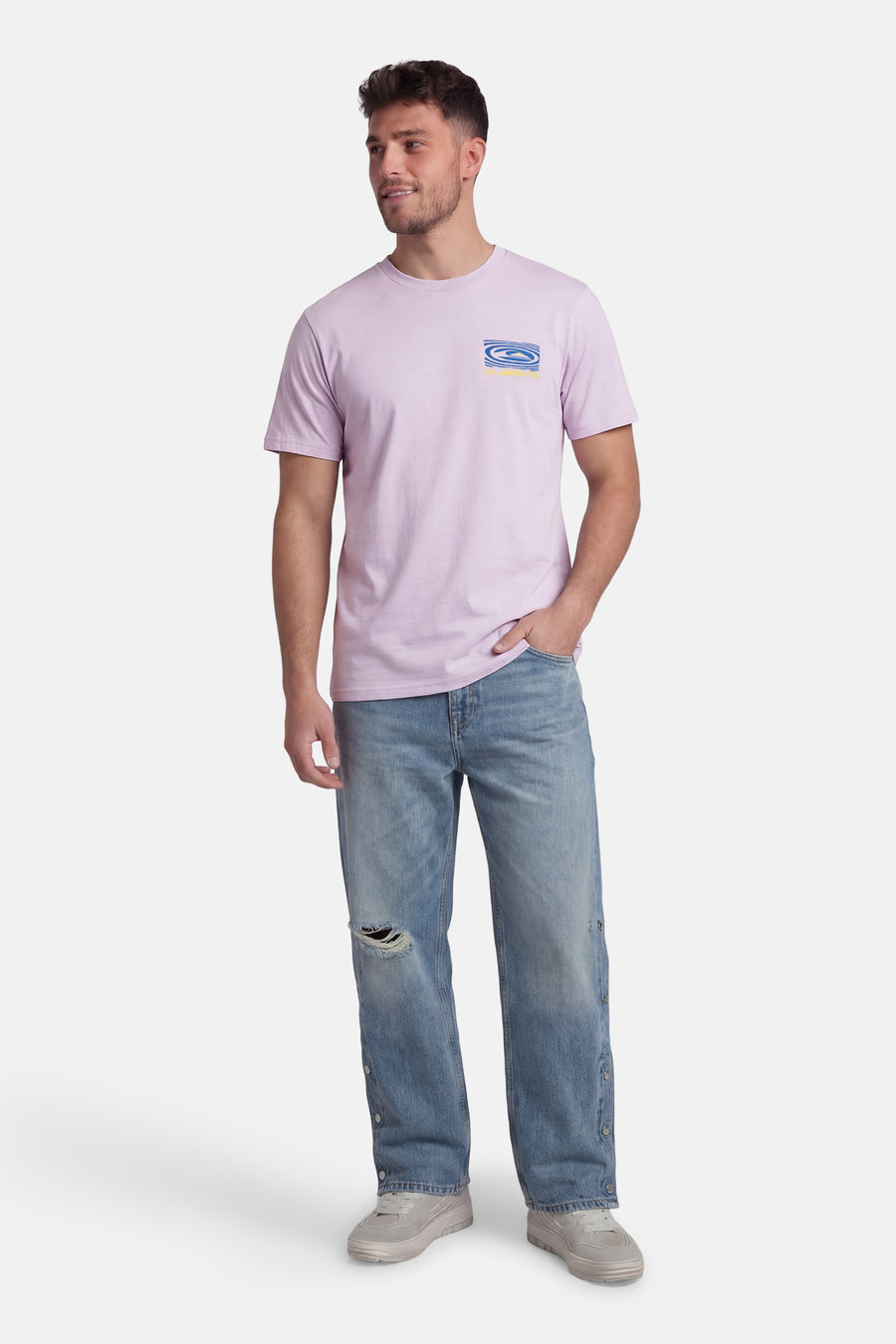 Paars T-shirt met korte mouwen van Quiksilver, met een grafische print op de borst, gedragen met blauwe jeans met scheuren.
