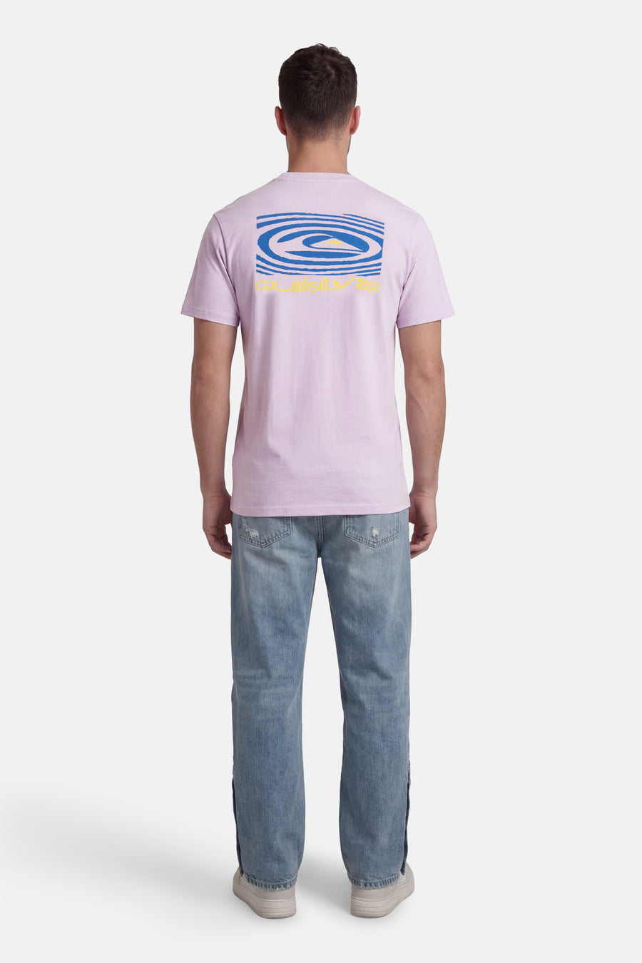 Paars T-shirt met korte mouwen van Quiksilver, met een rechthoekige print op de rug, gedragen met jeans.