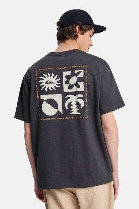 T-shirt noir Quiksilver, avec motif graphique carré au dos et casquette noire.