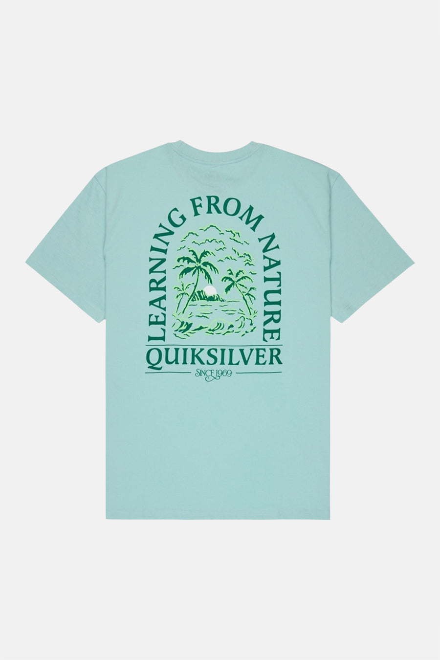 T-shirt bleu Quiksilver avec imprimé vert "Learning from Nature" avec des palmiers dans le dos.