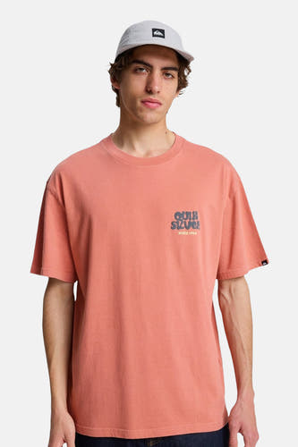 T-shirt rouge à manches courtes de Quiksilver, avec petit logo sur la poitrine et motif uni.
