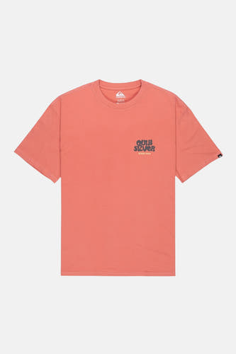 T-shirt rouge à manches courtes de Quiksilver, avec un logo sur la poitrine et une petite étiquette sur la manche.