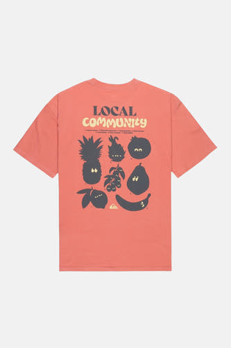T-shirt rouge à manches courtes de Quiksilver, avec imprimé de texte et de fruits à yeux au dos.