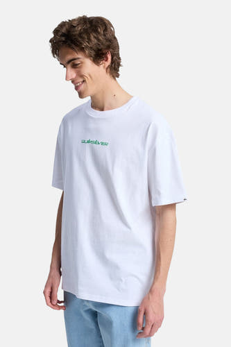 Wit T-shirt met korte mouwen van Quiksilver, met logo op de borst en verder gedragen met een lichte jeans.
