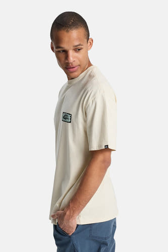 T-shirt écru à manches courtes Quiksilver, avec petit logo sur la poitrine et pantalon bleu.