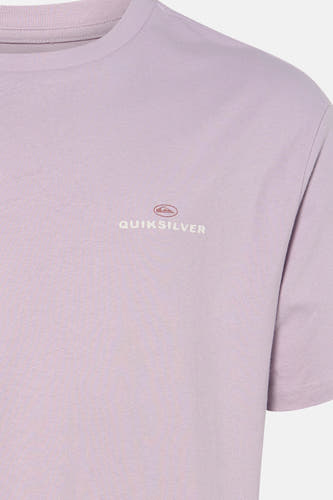 T-shirt violet de Quiksilver avec logo et texte sur la poitrine, col côtelé fin et manches courtes.