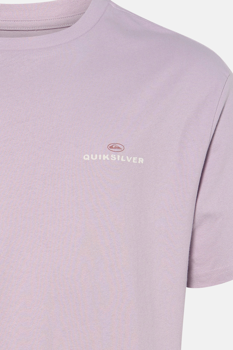 T-shirt violet de Quiksilver avec logo et texte sur la poitrine, col côtelé fin et manches courtes.