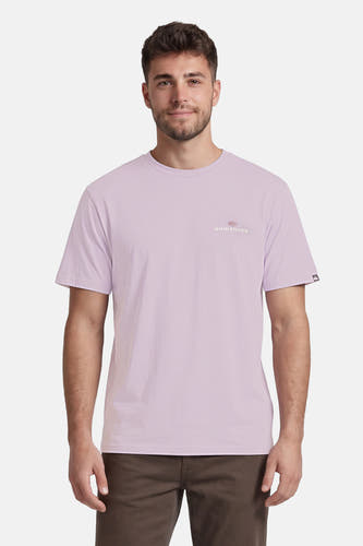 T-shirt violet Quiksilver à manches courtes avec petit logo sur la poitrine, porté par un homme avec un pantalon marron.