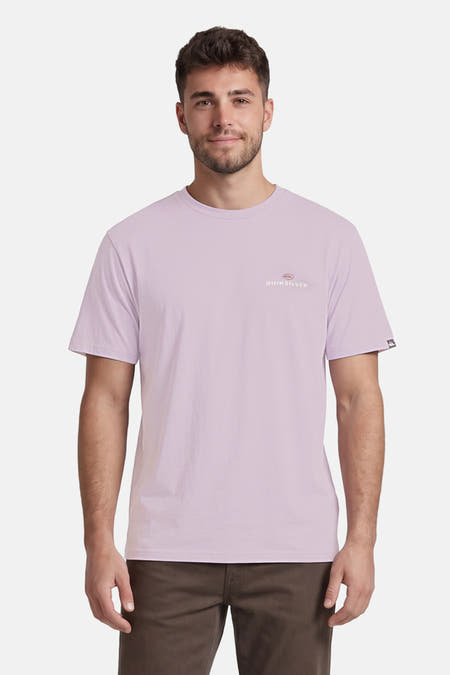 T-shirt violet Quiksilver à manches courtes avec petit logo sur la poitrine, porté par un homme avec un pantalon marron.
