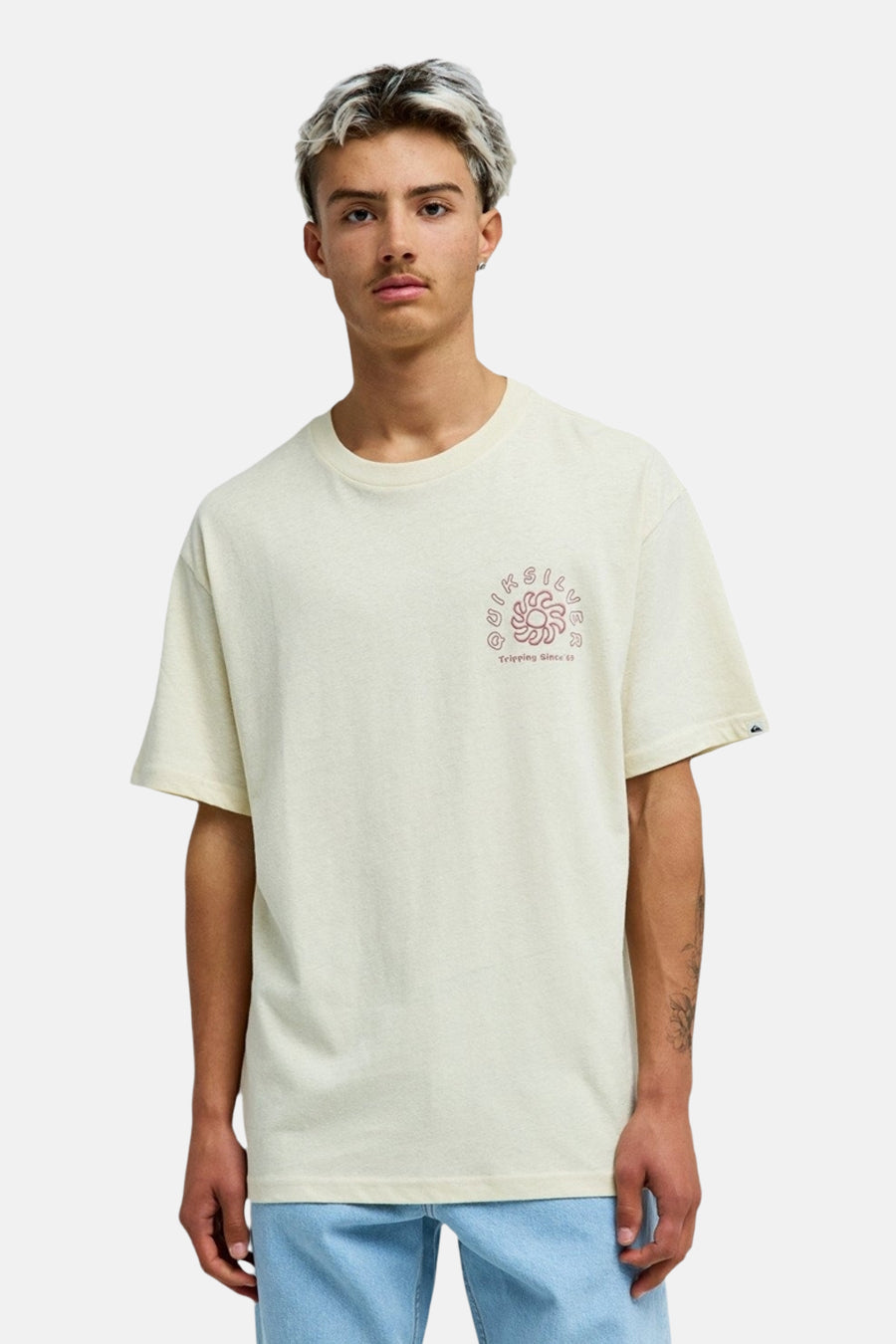 T-shirt écru Quiksilver, avec un petit imprimé graphique sur la poitrine et des manches courtes.