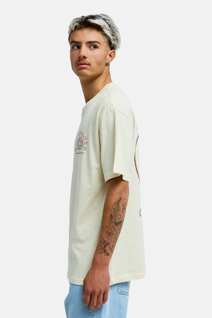 Ecru T-shirt van Quiksilver, met korte mouwen en printdetails, gezien vanaf de zijkant.