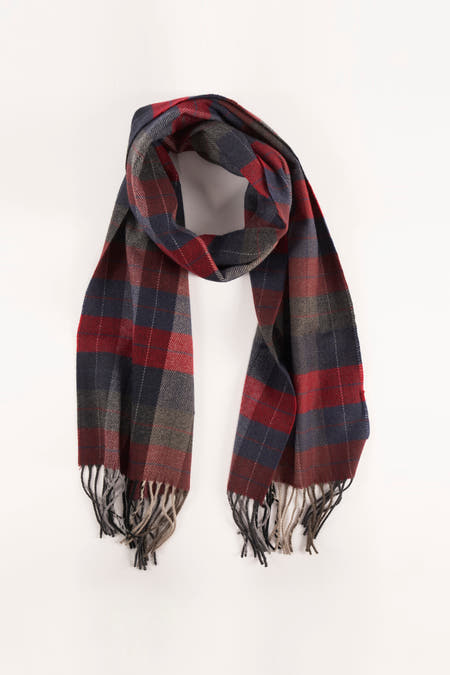 Écharpe d'hiver rouge d'Access, avec un motif à carreaux et des franges aux extrémités.