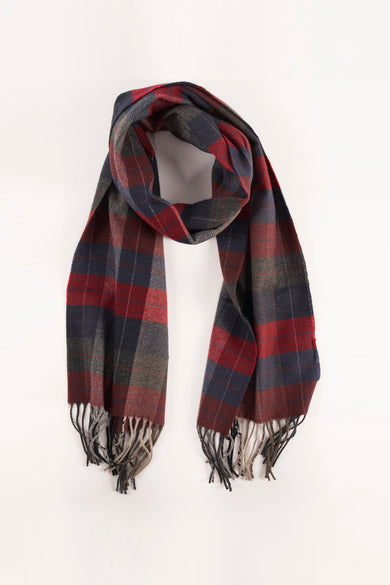 Écharpe d'hiver rouge d'Access, avec un motif à carreaux et des franges aux extrémités.